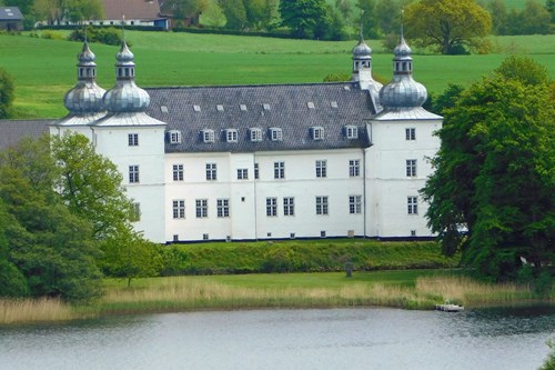 Engelsholm Slot set fra kirken - særligt kendt i forbindelse med jordbesidder og storkøbmand Gerhard de Lichtenberg.