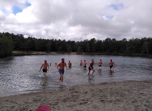 Elever bader i sø