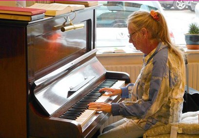 Solvej Ronnenberg ved klaveret 2021